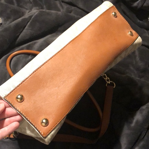 MK purse like new condition. - Picture 6 of 6